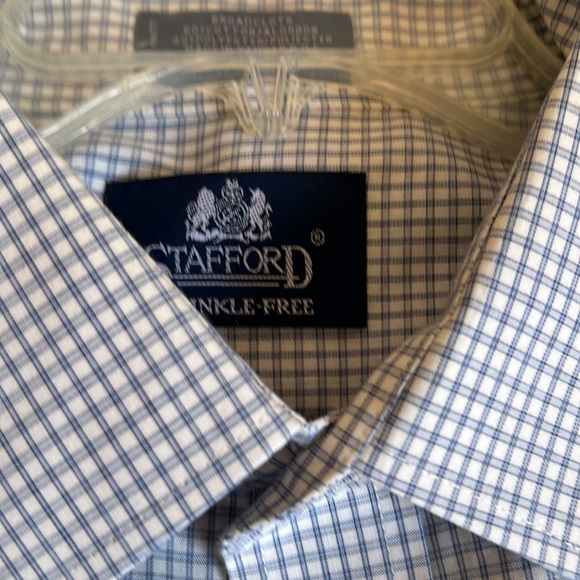 2 wrinkle free shirts - Picture 3 of 5